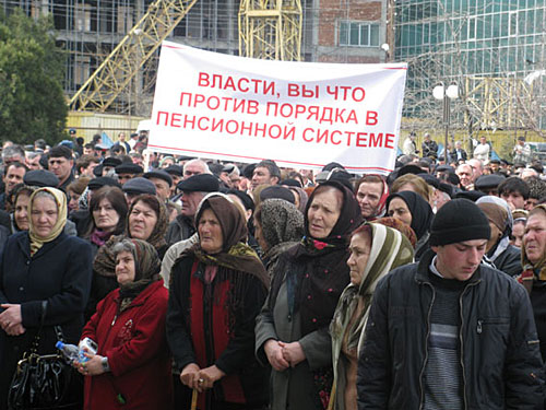 Митинг против отставки руководителя дагестанского отделения Пенсионного фонда РФ Амучи Амутинова. Махачкала, 3 апреля 2010 года. Фото "Кавказского Узла"