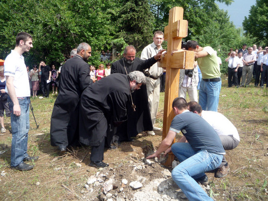 Водружение деревянного креста.