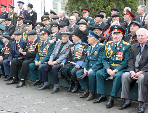  9 мая 2011 г. Владикавказ Площадь Свободы.Ветераны Великой Отечественной войны наблюдают за ходом праздничного парада. Фото Владимира Иванова для "Кавказского узла"