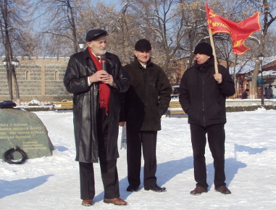 Слева: инициатор акции, член партии "Яблоко" Анатолий Сидаков и Виктор Макеев, первый секретарь регионального отделения общероссийской организации "Коммунисты России" на митинге "За честные выборы". Владикавказ, 4 февраля 2012 г. Фото Эммы Марзоевой для "Кавказского узла"