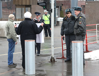 Тамара Новикова пикетирует здание правительства РФ. Москва, 29 марта 2012 г. Фото Владислава Никитенко для "Кавказского узла"