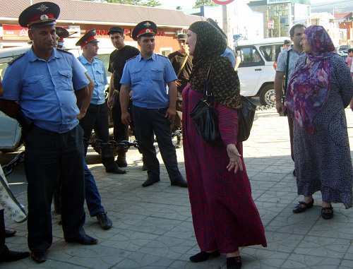 Родственники пропавшего жителя Махачкалы Шамиля Джаватова на митинге у здания прокуратуры республики. Махачкала, 6 июля 2011 г. Фото Ахмеда Магомедова для "Кавказского узла"