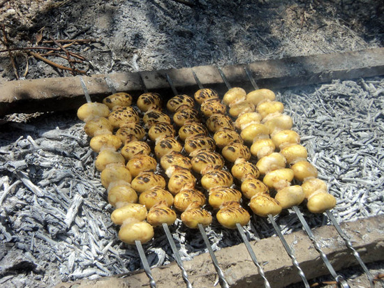 До мяса и после баклажанов и помидоров, надо ставить картошку, т.к. она получается очень долго. Картошка, нанизанная на шампуры и между ними кусочки курдюка.