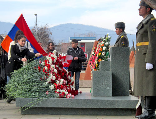 Возложение цветов к памятнику жертвам Сумгаитских погромов. Степанакерт, 28 февраля 2013 г. Фото Алвард Григорян для "Кавказского узла"