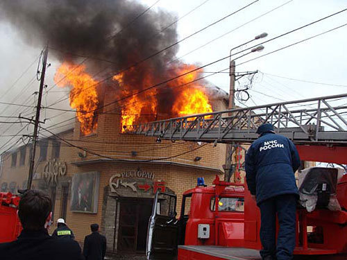 Пожар в ресторане "Барракуда" в Махачкале 2 марта 2009 года. Фото пресс-службы МЧС Дагестана