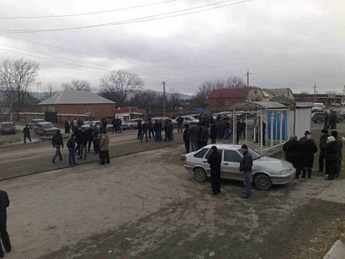 Стихийный митинг в Ингушетии в связи с похищением Микаила Плиева. Муниципальный округ Плиевский, 6 марта 2010 года. Фото "Кавказского Узла"