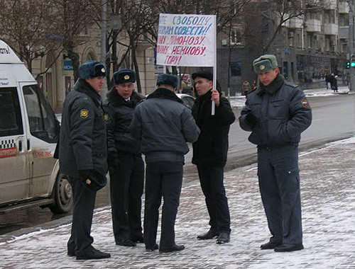 Сотрудники Кировского ОВД Ростова-на-Дону просят активиста движения "Левый Фронт" Владислава Рязанцева пройти в отделение милиции для удостоверения личности. 7 января 2011 года. Фото "Кавказского узла"