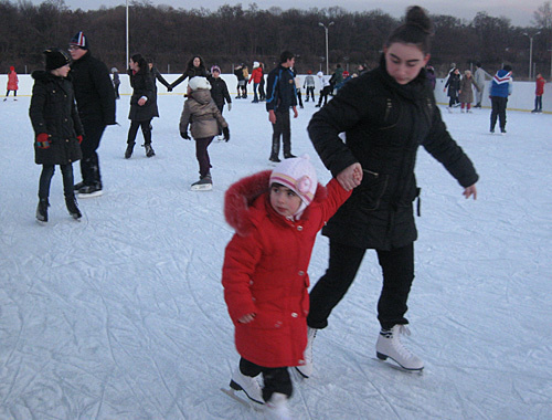 Каток на набережной Терека во Владикавказе, январь 2011 года. Фото "Кавказского узла"