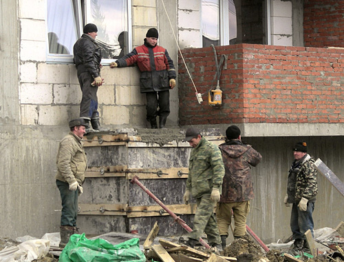 Рабочие олимпийского объекта "Квартал жилой застройки Веселое-Псоу", 11 февраля 2011 года. Фото "Кавказского узла"