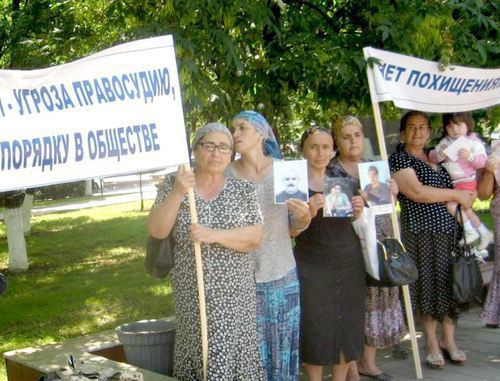 Пикет, посвященный Международному Дню ООН в поддержку жертв пыток, в центре Грозного. 24 июня 2011 г. Фото пресс-службы "Комитета против пыток"