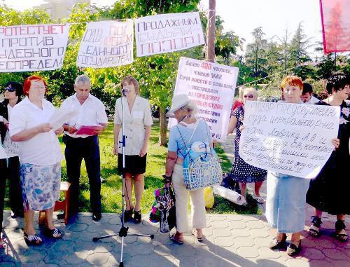 Участники седьмого митинга пострадавших от "олимпийского" переселения. Сочи, 25 сентября 2011 г. Фото Светланы Кравченко для "Кавказского узла"
 