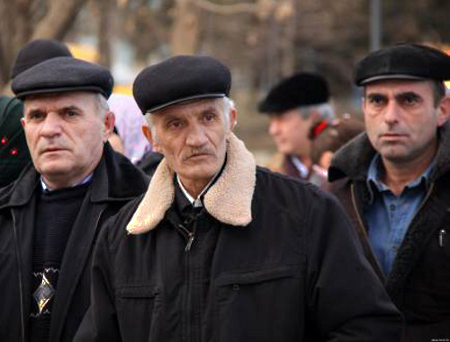 Жители селения Храх-Уба на митинге 8 февраля 2011 г. в Махачкале. Фото Анвара Курбанмагомедова, http://xpax.info