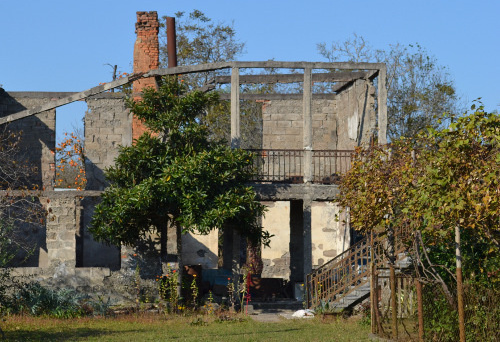 Руины жилого дома в Гали, Абхазия. Ноябрь 2011 г. Фото: NonviolentPeaceforce.org