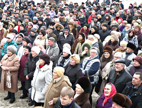 Митинг в поддержку требований об отмене выборов депутатов Совета города. Ставропольский край, Лермонтов, 26 февраля 2012 г. Фото: асысоев.рф