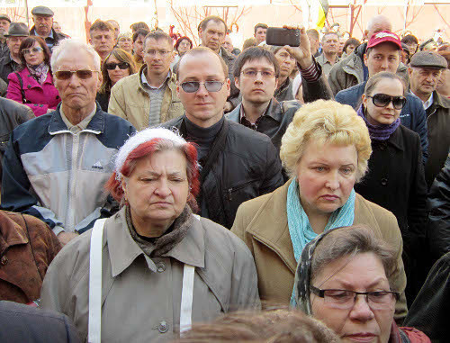 Жители Астрахани на митинге у здания городской администрации в день приезда депутатов Госдумы РФ от "Справедливой России" Сергея Миронова и Николая Левичева к участникам голодовки протеста. Астрахань, 31 марта 2012 г. Фото Евгении Зариньш, http://evgeniy-zarinsh.livejournal.com