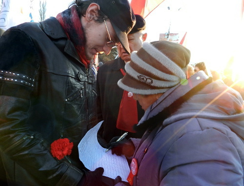 Сбор подписей за переименование Волгограда в Сталинград на митинге, организованном  волгоградским обкомом КПРФ. 19 ноября 2012 г. Фото Татьяны Филимоновой для "Кавказского узла" 