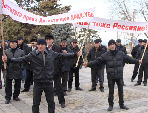 Жители селения Храх-Уба на митинге протеста перед Аварским театром в Махачкале, 8 февраля 2011 г. Фото Анвара Курбанмагомедова, http://xpax.info