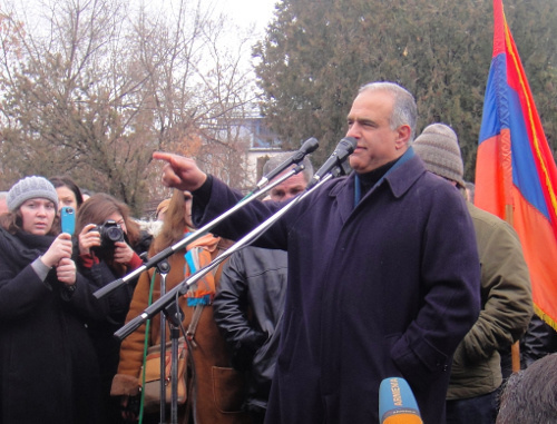 Митинг кандидата в президенты Армении Раффи Ованнисяна на Площади Победы. Ереван, 20 февраля 2013 г. Фото Инессы Саргсян для "Кавказского узла"