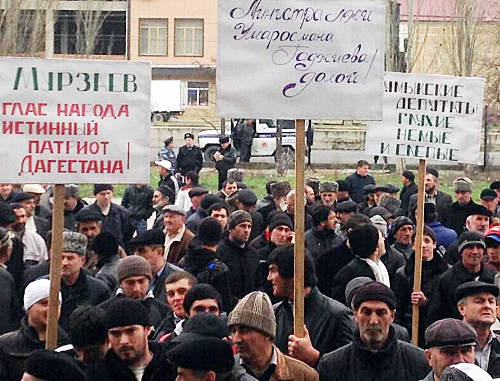 Митинг кумыкского народа в Редукторном поселке Махачкалы 26 марта 2013 г. Фото Закира Магомедова