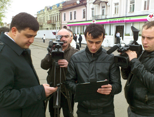 Символическое открытие первой интернет-страницы в центре Владикавказа перед зданием Гранд-отеля "Александровский". 19 апреля 2013 г. Фото пресс-службы Комитета РСО-А по связи и информационным технологиям, http://www.komsit-rso.ru