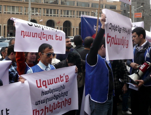 Митинг-шествие АНК в Ереване 19 апреля 2013 г. Плакаты участников акции призывают ереванцев не голосовать за кандидатов в Совет старейшин Еревана от РПА, а депутатов от РПА - освободить места для других партий. Фото Армине Мартиросян для "Кавказского узла"