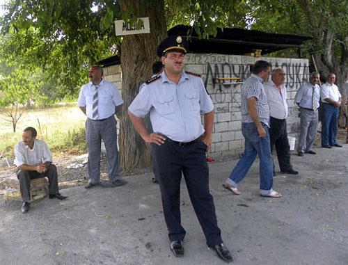 Нахичевань, Шарурский район, село Джалиль, 15 июля 2011 г. Полиция у дома регионального корреспондента Института свободы и безопасности репортеров (ИСБР) Хякимэльдосту Мехтиева. Фото: www.irfs.az