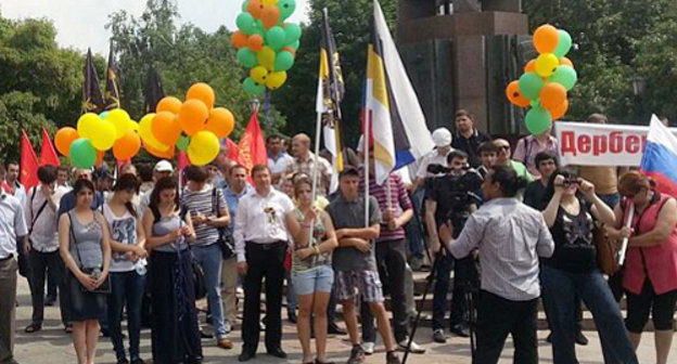 Москва, 29 июня 2013 г. Акция "Дербент - южный форпост России" на площади Яузских Ворот у памятника "Пограничникам Отечества". Фото: https://twitter.com/FLNKARU