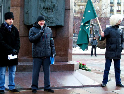 Сопредседатель Российского Конгресса народов Кавказа Аслан Хурай (в центре) выступает во время митинга в поддержку сирийских черкесов. Москва, 6 декабря 2012 г. Фото http://fond-adygi.ru/