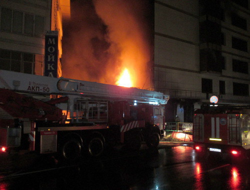 Пожар в здании парковки на Вишняковском рынке Краснодара. 8 ноября 2013 г. Фото пресс-службы  ГУ МЧС России по Краснодарскому краю, www.23.mchs.gov.ru 