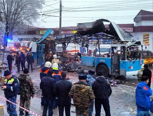 Волгоград. 30 декабря 2013 г. Взорванный троллейбус у остановки "Качинский рынок". Фото со страницы Алексея Ульянова в Instagram, http://instagram.com/p/iiIFbthbrt