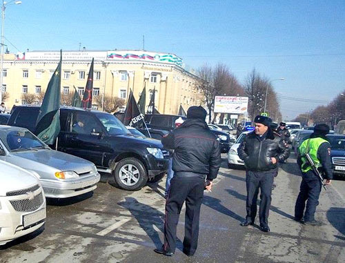 Сотрудники правоохранительных органов во время акции против проведения Олимпиады в Сочи. Нальчик, 7 февраля 2014 г. Фото http://www.aheku.org/