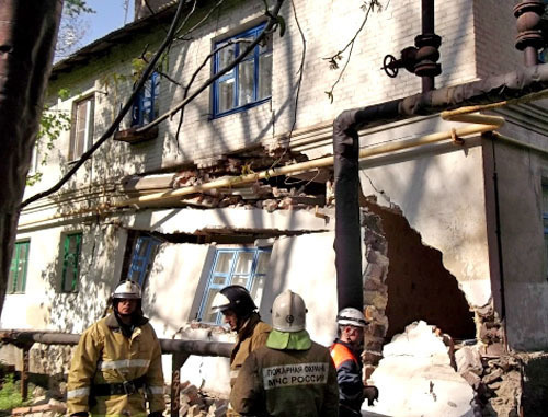 Обрушение стены 16-квартирного дома в городе Шахты Ростовской области. 4 мая 2014 г. Фото ГУ МЧС России по Ростовской области