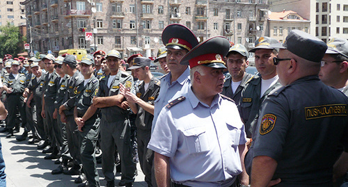 Полиция не допускает активистов ближе к зданию