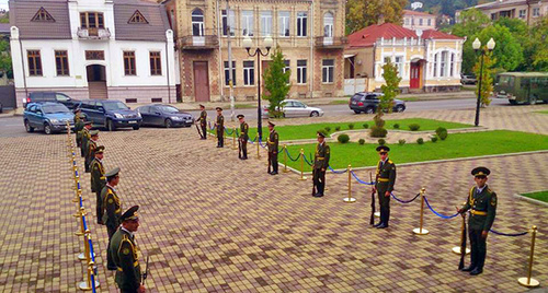 Почётный Караул у Большого Зала Кабинета Министров, Сухум, 24 сентября 2014. Фото: http://www.abkhaziya.org/news_detail.html?nid=41111