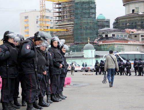 Сотрудники столичной полиции, задействованные в обеспечении порядка во время проведения праздничного богослужения у Соборной мечети Москвы. 4 октября 2014 года. Фото Магомеда Туаева для "Кавказского узла" 