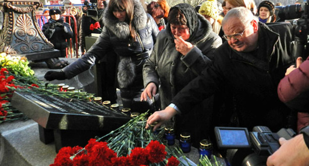 Волгоград, 29 декабря 2014 г. Родственники и друзья погибших во время теракта возлагают цветы. Фото Татьяны Филимоновой для "Кавказского узла".