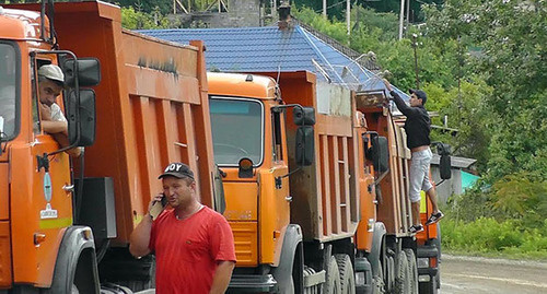 КАМАЗы везут в село Черешня Адлерского района мусор из зоны наводнения.  Фото Анны Грицевич для "Кавказского узла"