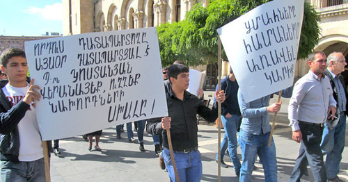 Родственники пожизненно осужденных требуют пересмотра дел их родных. Надпись на плакатах (слева на право): "Осудивший моего сына сегодня сам осужденный". "Г-н Костанян (генпрокурор), исправьте ошибку предыдущих". Ереван, 15 октября 2015 г. Фото Тиграна Петросяна для "Кавказского узла"