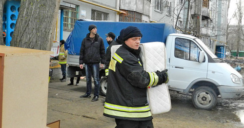 Вынос вещей из разрушенного дома. Волгоград, 24 декабря 2015 г. Фото Татьяны Филимоновой для "Кавказского узла"