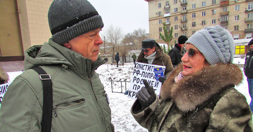 Организатор пикета, председатель общества защиты вкладчиков Сбербанка СССР Владимир Васильченко. Волгоград, 31 декабря 2015 г. Фото Вячеслава Ященко для "Кавказского узла"