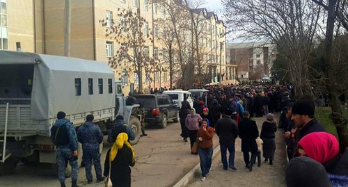 Митинг у перинатального центра Хасавюрта 03.02.2016. Фото: http://www.riadagestan.ru/news/health/minzdrav_dagestana_prichinoy_smerti_rozhenitsy_v_khasavyurte_stalo_narushenie_svertyvaemosti_krovi/