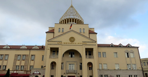 Здание парламента Нагорного Карабаха в Степанакерте. Сентябрь 2015 г. Фото Армине Мартиросян для "Кавказского узла"