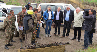 Армия обороны Нагорного Карабаха представила сопредседателям Минской группы ОБСЕ части взорвавшихся снарядов от тяжелой артиллерии. 27.09.2015. Фото Алвард Григорян для "Кавказского узла"