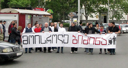 Участники митинга против приватизации земли шествуют от здания ТГУ к Мэрии. Плакат "Долой Бидзину". Фото Бемлана Кмузова для "Кавказского узла"