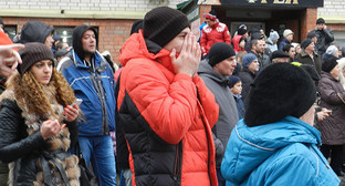 Во дворе дома за пожаром наблюдают жители горящей 9-этажки, декабрь 2015. Фото Татьяны Филимоновой для "Кавказского узла"