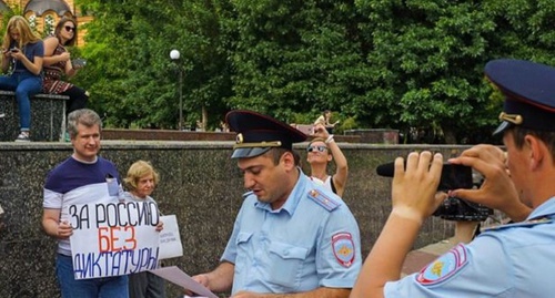 Полицейские на акции "За Россию без диктатуры". Ростов-на-Дону, 13 июня 2016 года. Фото: Георгий Бакунин, RFE/RL