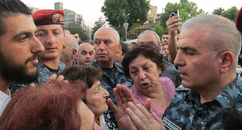 Акция с требованием не штурмовать здание полицейского полка ППС в Ереване. 18 июля 2016 г. Фото Тиграна Петросяна для "Кавказского узла"