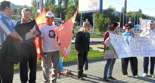 Участники акции против переноса памятника Шумилову. Волгоград, 2 сентября 2016 года. Фото Татьяны Филимоновой для "Кавказского узла"