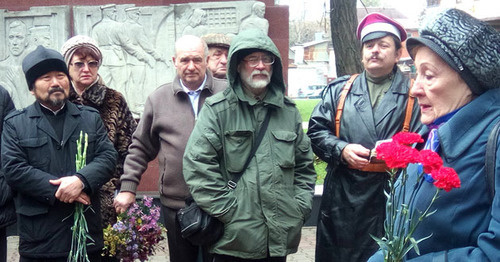 У мемориала "Невинно убиенным" в парке Строителей прошёл митинг в День памяти жертв политических репрессий. Ростов-на-Дону, 30 октября 2016 г. Фото Константина Волгина для "Кавказского узла"