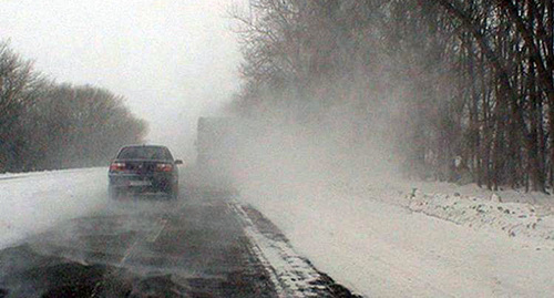 Гололёд на дороге. Фото http://news.1777.ru/29610-informaciya-po-ogranicheniyu-dvizheniya-transporta-na-dorogah-stavropolskogo-kraya.html